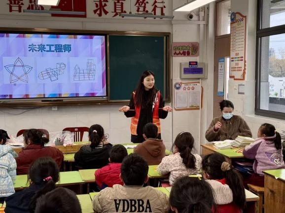 吸管搭“高楼” 纸飞机载梦想！江苏商院志愿者带科创趣味进校园
